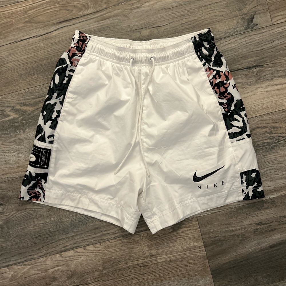 Nike men’s white mesh lined basketball shorts camo size xs